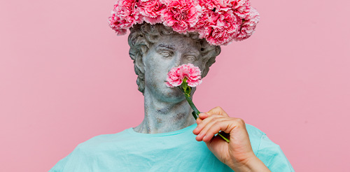 Eine griechische Statue die einen Blumenkranz auf dem Kopf trägt